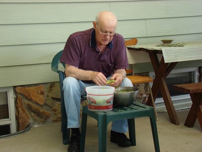 dad cleaning lettuce....linus.....